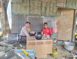 Bhabinkamtibmas Polres Bima Kota Imbau Pembeli Besi Tua Agar Lebih Selektif dan Waspada