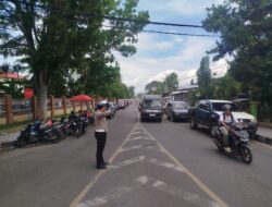 SATLANTAS POLRES DOMPU AMANKAN ARUS LALU LINTAS, AKSI UNJUK RASA P3K GURU LANCAR DAN TERKENDALI.