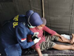 Nakes Polri Berikan Layanan Kesehatan Gratis bagi Korban Banjir di Aceh Tamiang