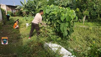 Antisipasi DBD di Musim Hujan, Bhabinkamtibmas Desa Luar dan Warga Dusun Stober Kompak Gotong Royong