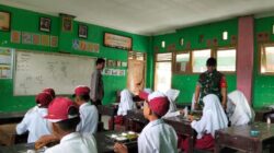 POLRES LOTENG KAWAL PENDISTRIBUSIAN MBG, BHABINKAMTIBMAS HADIR DI TENGAH SISWA