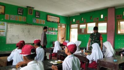 POLRES LOTENG KAWAL PENDISTRIBUSIAN MBG, BHABINKAMTIBMAS HADIR DI TENGAH SISWA