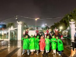 Polisi Berkuda Polsatwa Patroli di Monas, Warga Antusias hingga Foto Bareng