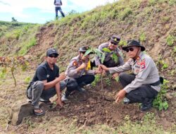 Wujudkan Lingkungan Asri, Polres Sumbawa Bersama Forkopimda Hijaukan Lahan di Desa Emang Lestari