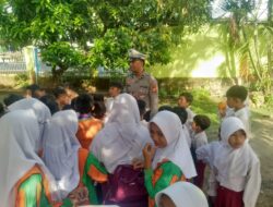 Edukasi Tertib Berlalulintas Sejak Usia dini, Unit Kamsel Satlantas Polres Bima Sambangi SDN 01 Panda