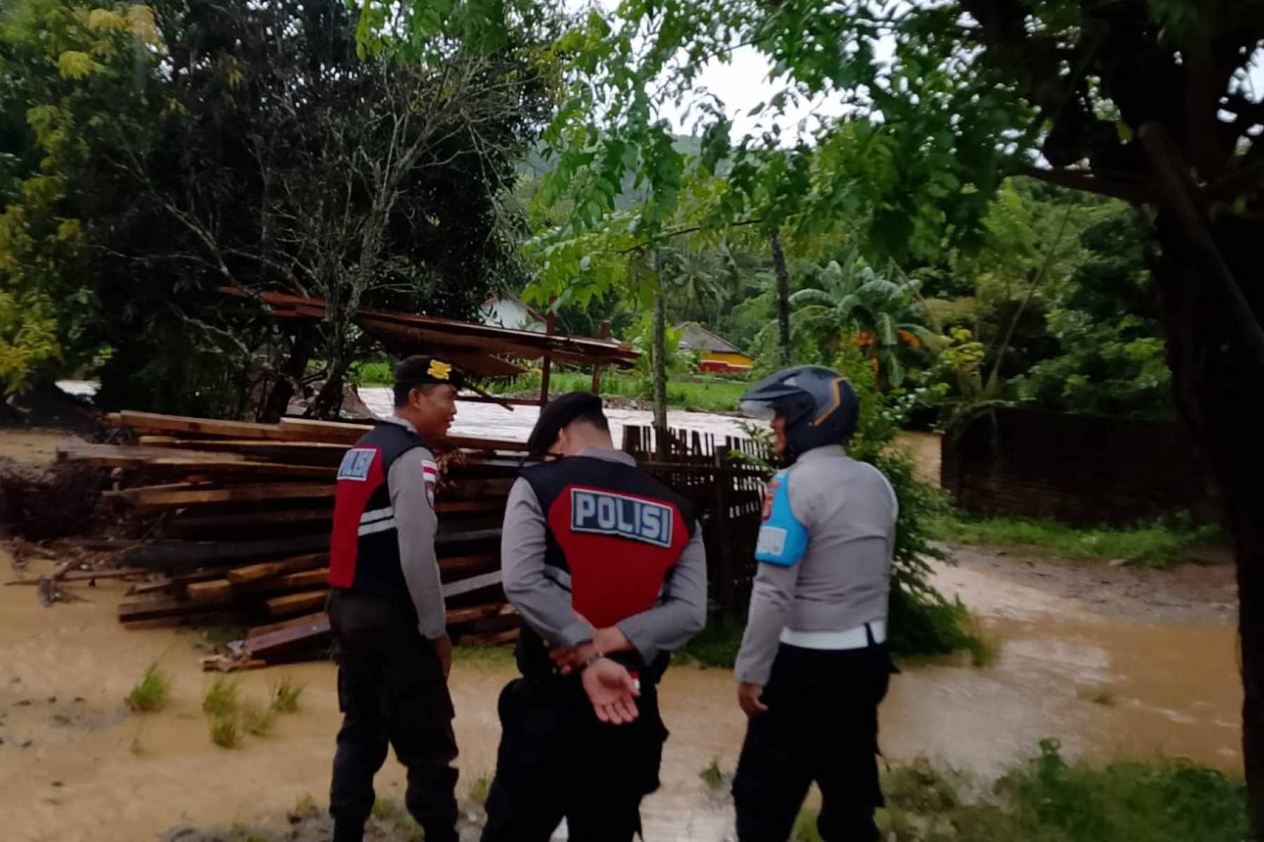 Banjir Rendam Pemukiman di Sekotong, Polisi Siaga di Lokasi