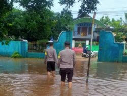 Siaga Banjir, Personel Polsek Bolo Bersihkan Ruang Kelas Yang Terdampak Banjir di Desa Rada