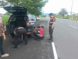 Mobil Pecah Ban di Jalur Cepat, Polisi Lombok Barat Sigap Beri Bantuan