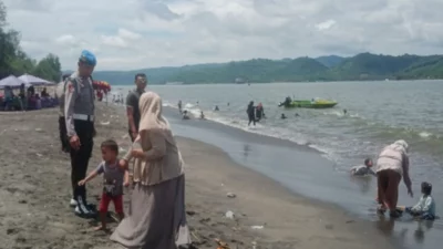 Waspada Cuaca Ekstrem, Polsek Lembar Jaga Keamanan Pantai Cemare