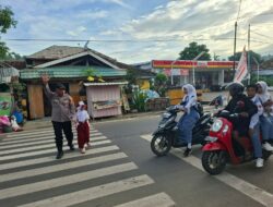 Cegah Kemacetan Pagi Hari, Polsek Rasanae Timur Laksanakan Pengaturan Lalu Lintas