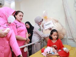 Bertemu Saat Banjir Rob Sei Tabuk, Kapolda Kalsel Berikan Bantuan Biaya Pengobatan Anak Yatim Piatu Korban Laka Lantas