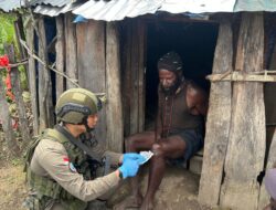 Sentuh Hati Warga, Satgas Damai Cartenz 2026 Gelar Patroli dan Pengobatan Keliling di Sinak