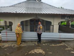 Bhabinkamtibmas Desa Sekongkang Atas Berikan Bantuan Spandek untuk Mushola Al Fatih yang Terdampak Pasca Hujan dan Angin Kencang