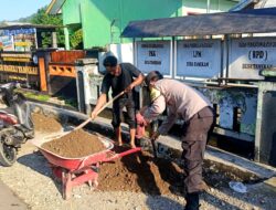 Bhabinkamtibmas Desa Tamekan Bersama Warga Gotong Royong Bersihkan Saluran Air