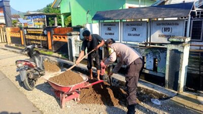 Bhabinkamtibmas Desa Tamekan Bersama Warga Gotong Royong Bersihkan Saluran Air