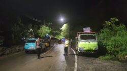 ‎Polres Loteng Datangi TKP Tiang Listrik Tumbang Akibat Cuaca Buruk di Kuta Akibat ‎