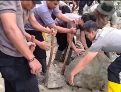 Di Tengah Lumpur dan Harapan, Polri Bersama Warga Buka Akses Jalan Kampung Setie Pascabencana