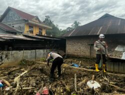 Tim SAR Brimob BKO Polda Sumbar Lakukan Pencarian Korban dan Salurkan Bantuan Banjir di Palembayan
