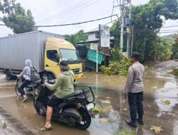 Polsek Kawasan Mandalika Datangi Lokasi Banjir Akibat Hujan Deras Disertai Angin Kencang. ‎