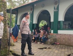 Personel Polsek Kopang Amankan Obyek Wisata Religi Makam Ketaq, Pastikan Pengunjung Nyaman dan Aman