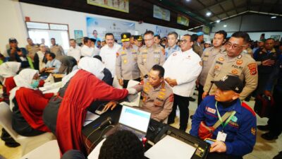 Momen Kapolri Ikut Donor Darah saat Hadiri Baksos HUT ke-53 Buruh KSPSI