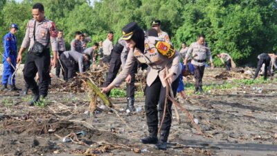 100 Personel Gabungan Polri Laksanakan Gotong Royong Gerakan Indonesia Asri di Pantai Saliper Ate
