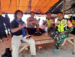 Personel Polsubsektor Wilamaci, Laksanakan Pengamanan Wisata di Pantai Wane