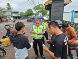 Satgas Preemtiv Ops Keselamatan Rinjani 2025 Polres Lotim Bagikan Stiker, Brosur, dan Beri Reward Helm