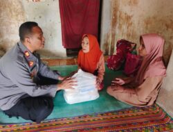 Kapolsek Jonggat Patroli Dialogis dan Salurkan Sembako kepada Warga Jompo di Desa Jelantik