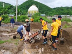 Ditpolairud Polda NTB Gotong Royong Perbaiki Jalan Bersama Masyarakat Sekotong