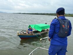 Edukasi Keselamatan dan Ikhlas Berbagi, Satpolairud Polres Bima Arungi Laut Salurkan Bantuan Sembako Bagi Nelayan
