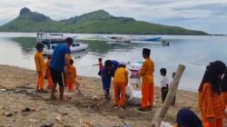 Kapal Polisi XXI-1001 Gelar Bersih Pantai Bersama Pelajar di Gili Tapan Sumbawa