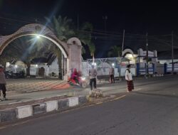 Polsek Gerung Amankan Ibadah Tarawih di Masjid Baital Atiq