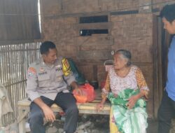 Indahnya Berbagi di Bulan Suci Ramadhan, Bhabinkamtibmas Polsek Woha Sambangi Warga Kurang Mampu di Desa Binaannya