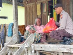 Ringankan Beban Sesama dan Meraih Berkah di Bulan Suci Ramadhan, Bhabinkamtibmas Polsek Woha Santuni Lansia