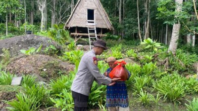 Menyentuh Dengan Hati dan Raih Berkah di Bulan Suci Ramadhan, Kanit Binmas Polsek Donggo Salurkan Bantuan Bagi Warga Kurang Mampu