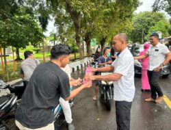 SAT INTELKAM POLRES DOMPU BAGIKAN TAKJIL, PERKUAT SILATURAHMI DI BULAN SUCI RAMADHAN 1447 H