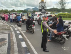 Polres Lombok Barat Bagi Takjil di Bundaran GMS Gerung