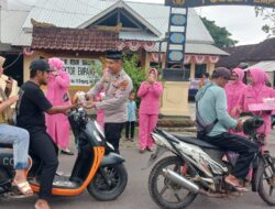 Semangat Berbagi di Bulan Suci, Polsek Empang dan Bhayangkari Salurkan Takjil kepada Masyarakat