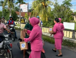 Polres Lombok Barat Bagikan Takjil Gratis di Jalur Gerung