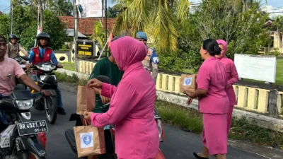 Polres Lombok Barat Bagikan Takjil Gratis di Jalur Gerung