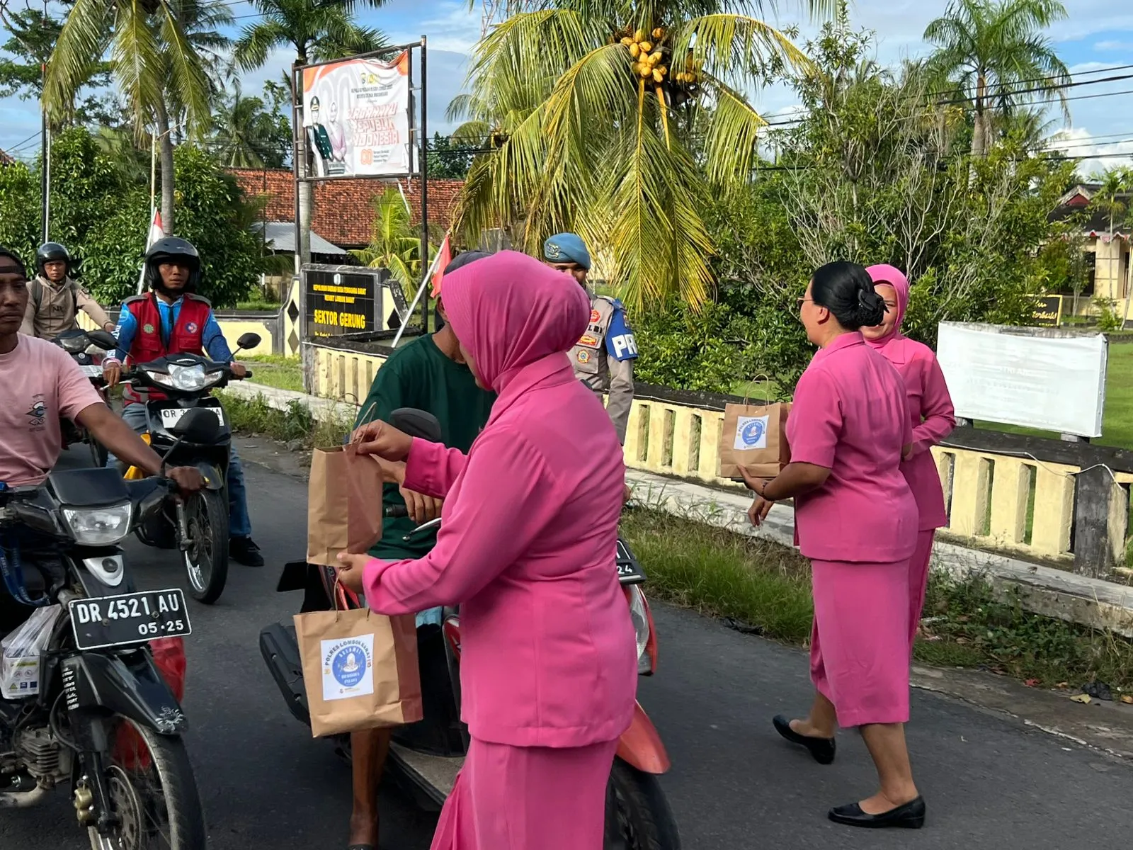 Aksi Sosial Ramadhan: Polres Lombok Barat Berbagi Takjil