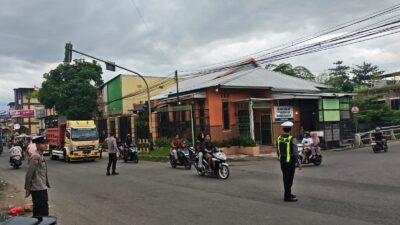 Jelang Berbuka, Sat Lantas Polres Dompu Kendalikan Arus, Dompu Tetap Lancar dan Kondusif