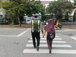 Sat Lantas Polres Bima Kota Bantu Seberangkan Pejalan Kaki dan Anak Sekolah, Ciptakan Kamseltibcarlantas yang Lancar