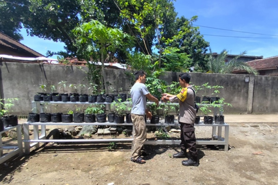 Bhabinkamtibmas Dampingi Warga Desa Bengkel Kelola Lahan Produktif