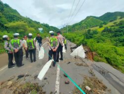 Polres Loteng Imbau Pengguna Jalan Waspadai Jalan Amblas di Montong Ajan. ‎ ‎