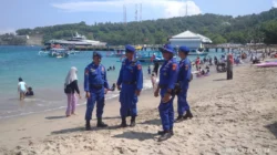 Ribuan Wisatawan Padati Pantai Batu Layar, Sat Polairud Polres Lombok Barat Siaga Penuh Amankan Lebaran Ketupat