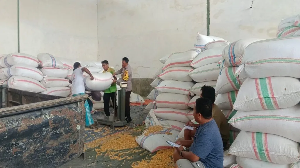 Polsek Gerung Kawal Distribusi Jagung di Desa Beleke