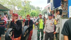 Sinergi TNI-Polri Kawal Ratusan Warga dalam Tradisi Nyongkolan, Pastikan Kondusivitas Wilayah Kuripan