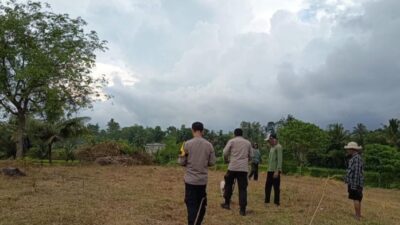 Bhabinkamtibmas Desa Jenghik Cek Lahan  Tanam Jagung Warga Binaan